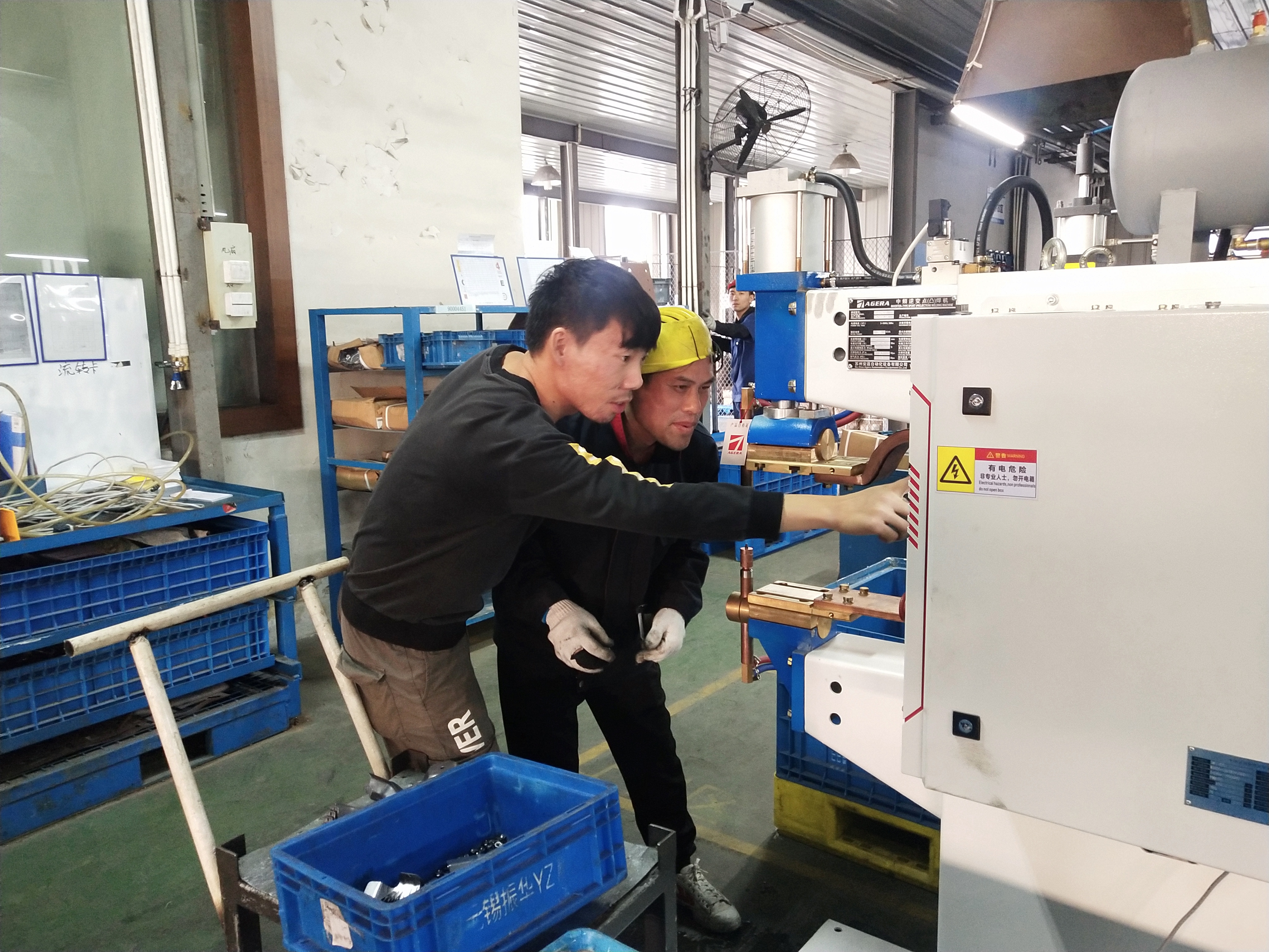 安嘉售后工程師給客戶現(xiàn)場(chǎng)培訓(xùn) 安嘉售后工程師給客戶現(xiàn)場(chǎng)培訓(xùn)