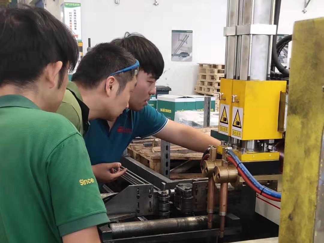 安嘉售后工程師給客戶現(xiàn)場(chǎng)培訓(xùn) 安嘉售后工程師給客戶現(xiàn)場(chǎng)培訓(xùn)