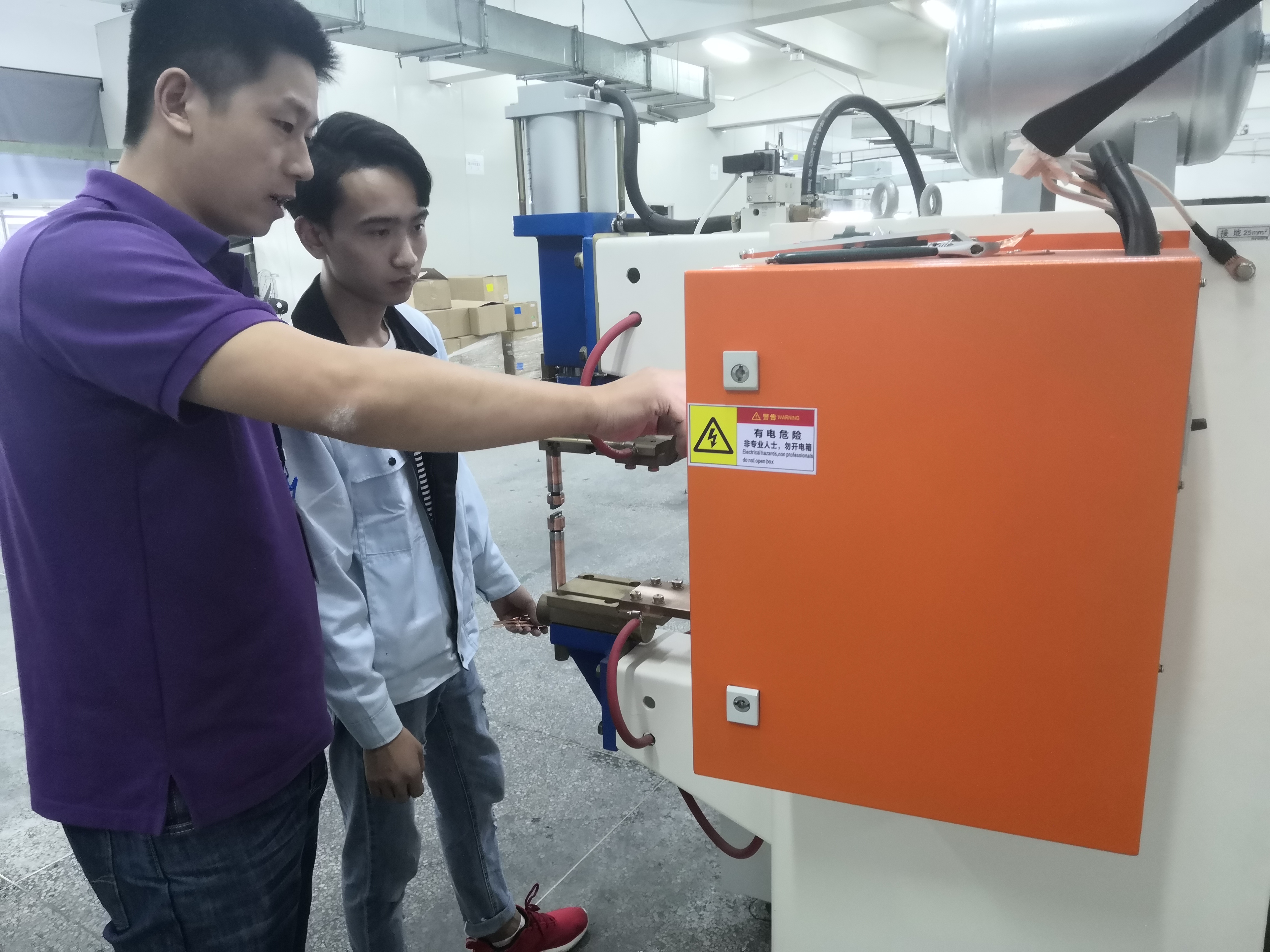 安嘉售后工程師給客戶現(xiàn)場(chǎng)培訓(xùn) 安嘉售后工程師給客戶現(xiàn)場(chǎng)培訓(xùn)