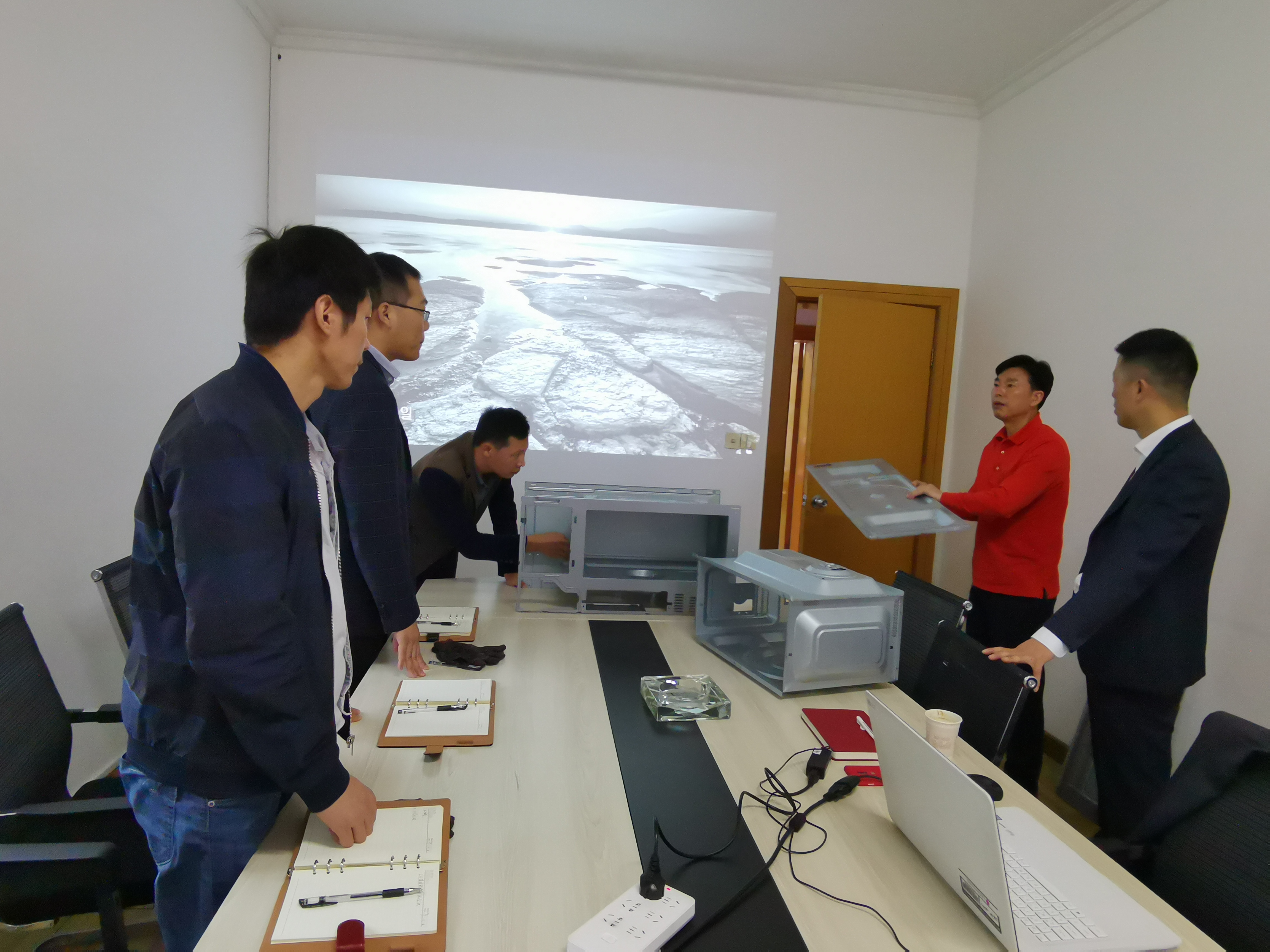 安嘉研發(fā)總工與韓國(guó)客戶探討方案 安嘉研發(fā)總工與韓國(guó)客戶探討方案