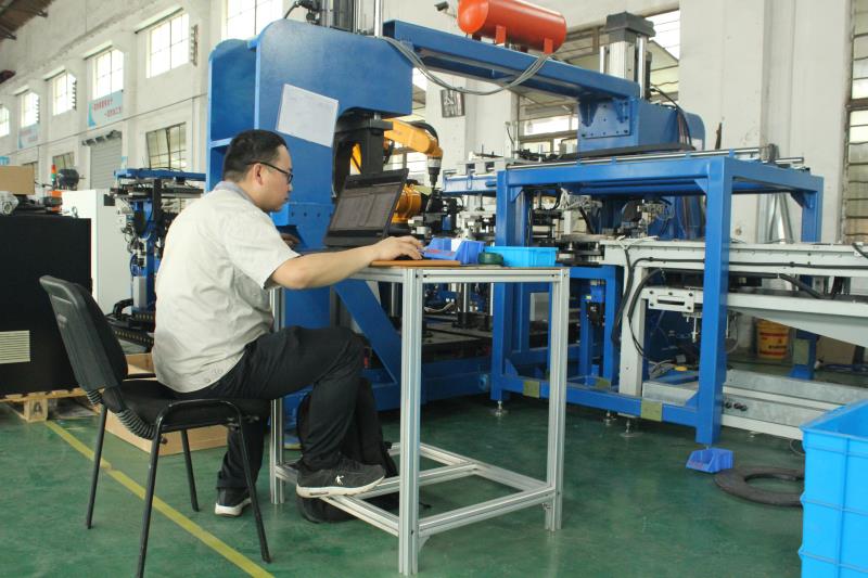 安嘉電氣工程師專(zhuān)心致志調(diào)試 安嘉電氣工程師專(zhuān)心致志調(diào)試