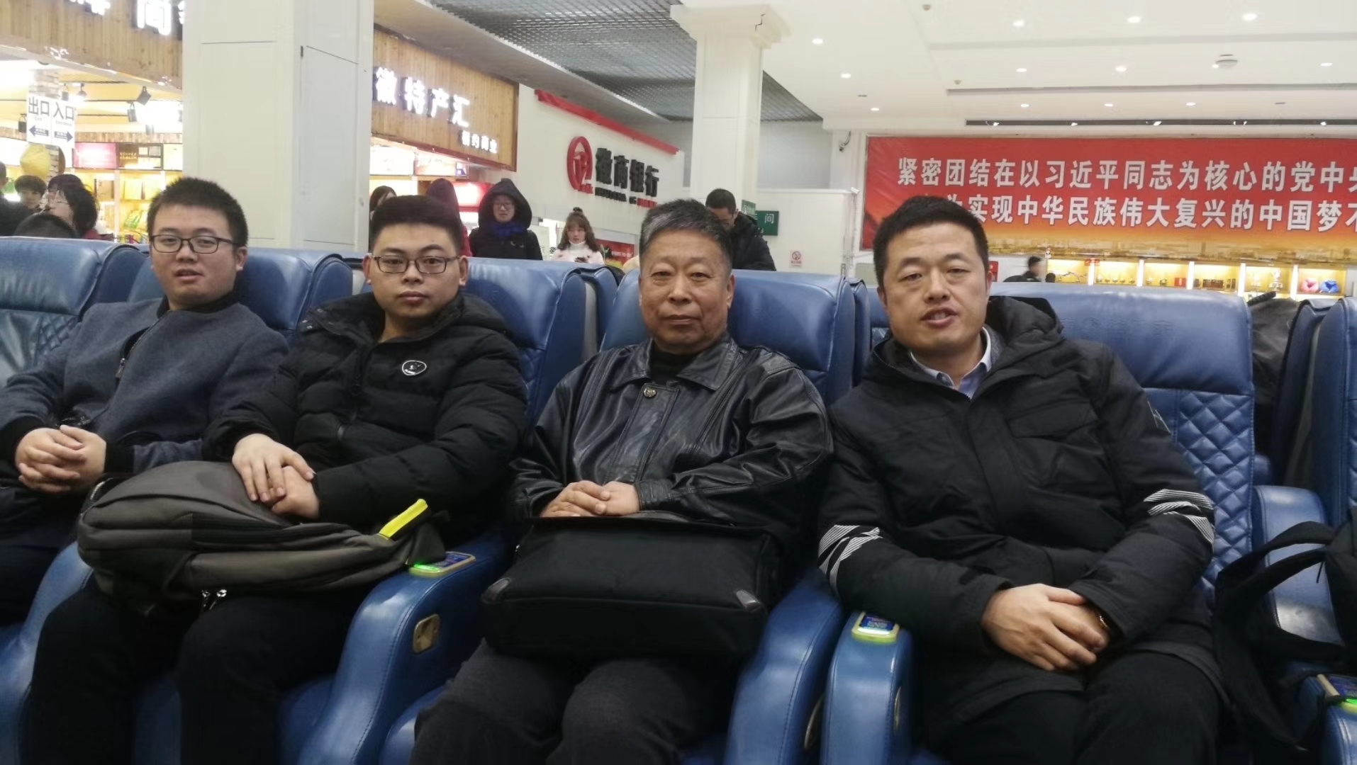 安嘉人出差凌晨3點(diǎn)在機(jī)場(chǎng)留影 安嘉人出差凌晨3點(diǎn)在機(jī)場(chǎng)留影