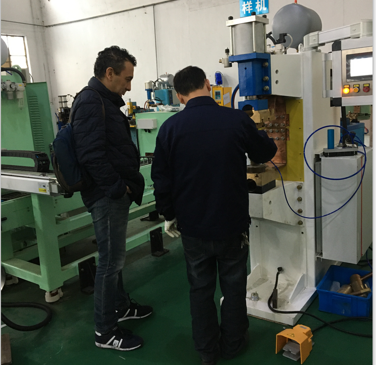 意大利客戶來(lái)廠驗(yàn)收中頻點(diǎn)焊機(jī) 意大利客戶來(lái)廠驗(yàn)收中頻點(diǎn)焊機(jī)