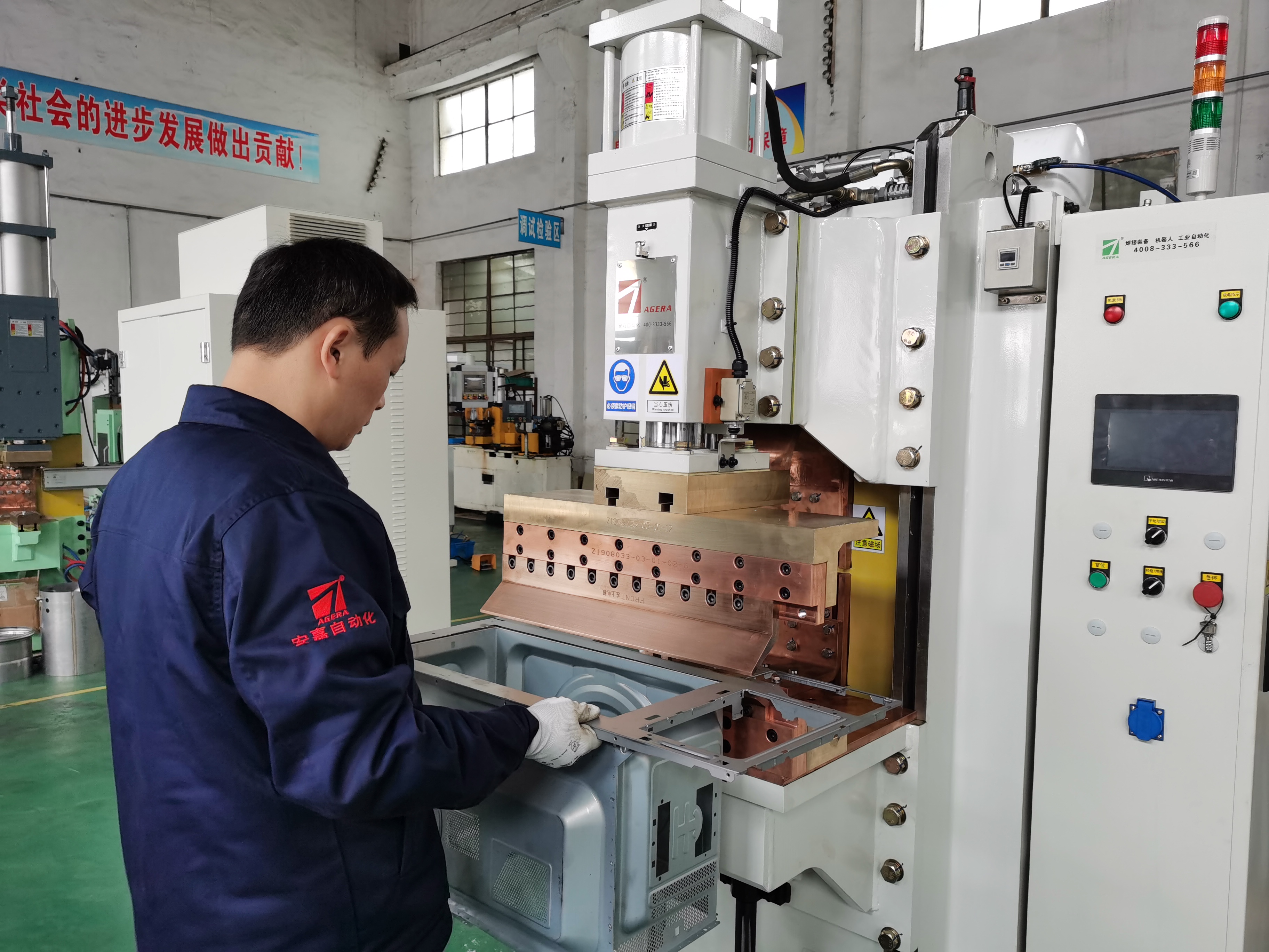 安嘉焊接工藝師專(zhuān)心為客戶試樣 安嘉焊接工藝師專(zhuān)心為客戶試樣