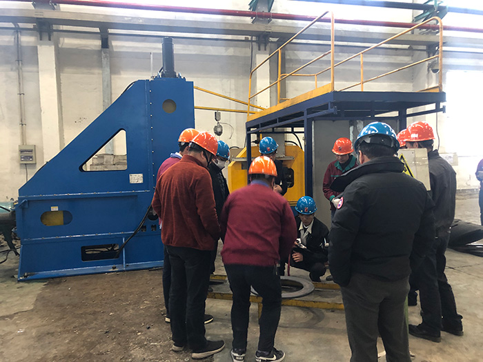 日本客戶來(lái)廠驗(yàn)收大型閃光對(duì)焊機(jī) 日本客戶來(lái)廠驗(yàn)收大型閃光對(duì)焊機(jī)