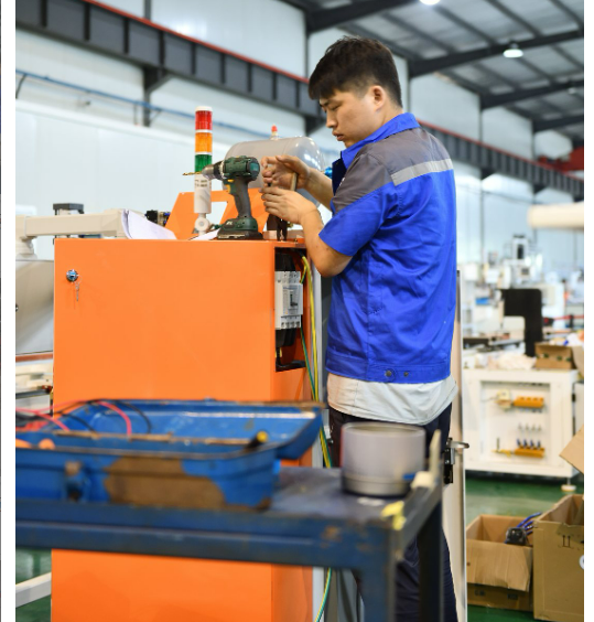 安嘉鉗工正在專(zhuān)心裝配點(diǎn)焊機(jī) 安嘉鉗工正在專(zhuān)心裝配點(diǎn)焊機(jī)