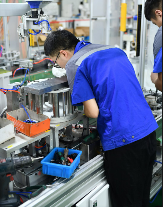 安嘉電氣裝配師正在專(zhuān)注的接線 安嘉電氣裝配師正在專(zhuān)注的接線