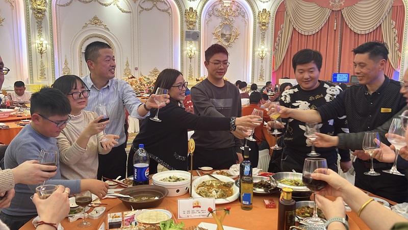 安嘉2025年年會敬酒-4 安嘉2025年年會敬酒-4