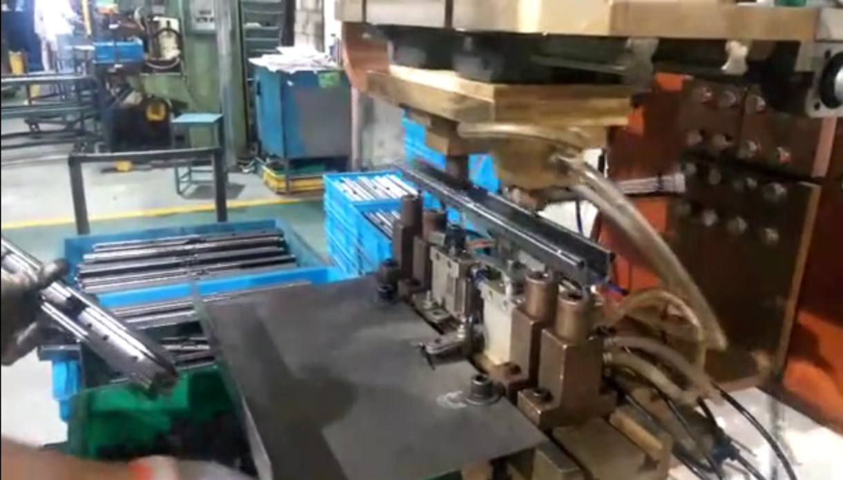 汽車(chē)座椅滑軌凸焊機(jī)-汽車(chē)座椅滑軌點(diǎn)焊機(jī)定制項(xiàng)目介紹 汽車(chē)座椅滑軌凸焊機(jī)-汽車(chē)座椅滑軌點(diǎn)焊機(jī)定制項(xiàng)目介紹